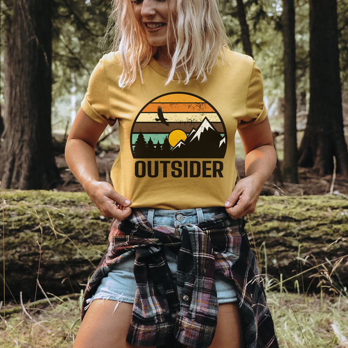 womens graphic tee be an outsider 
